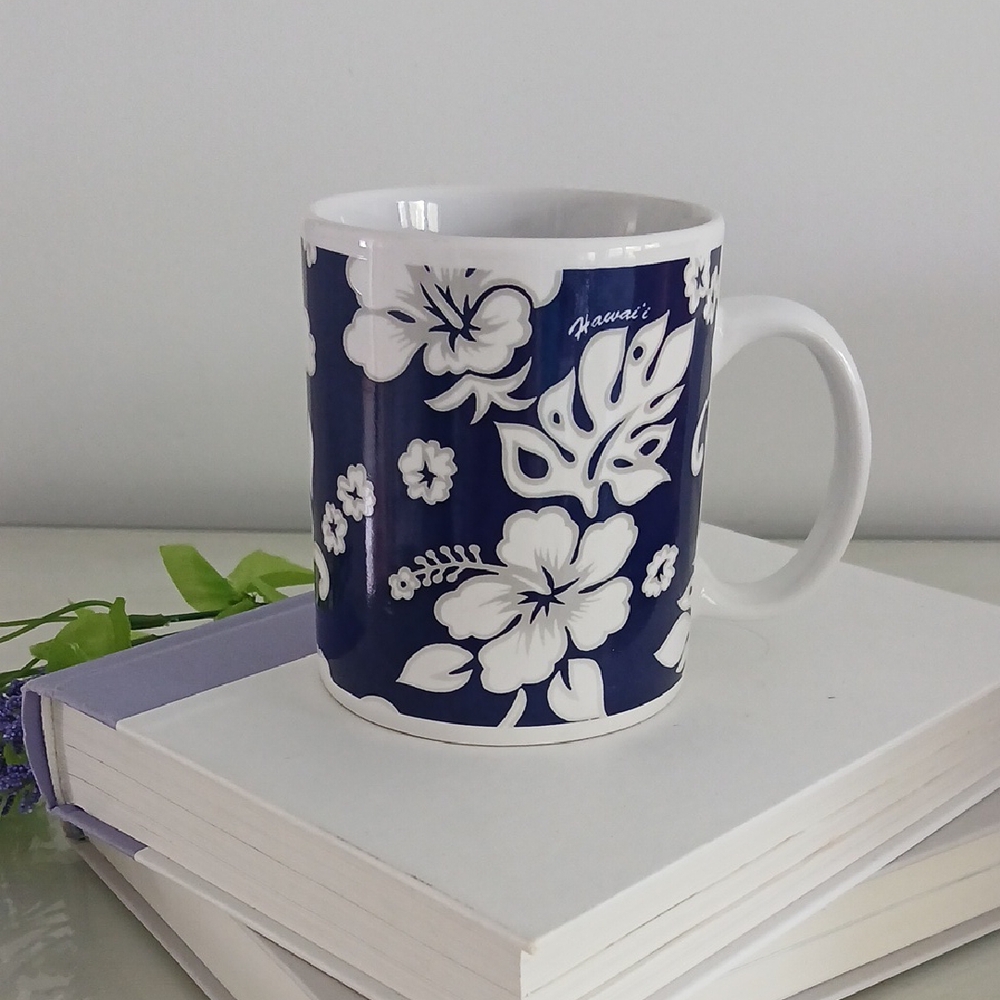 BLUE FLORAL HAWAII 2001 White Hibiscus Flowers Palm Leaves Navy Background 12 Oz